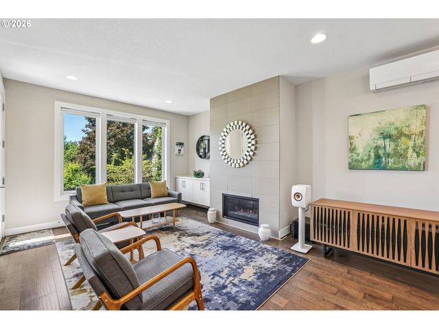 567 Sw CHINOOK Ter, Portland, OR 97225