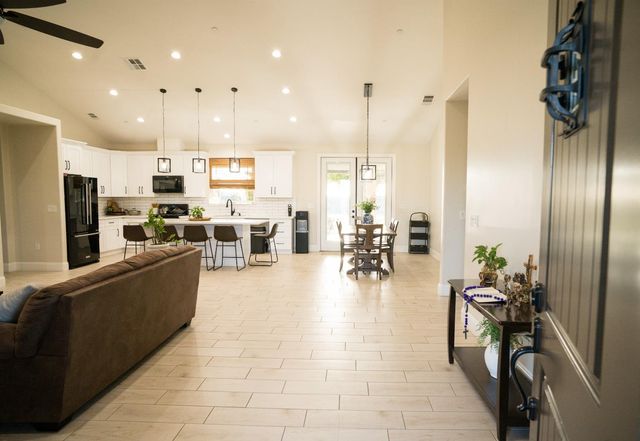 9401 Biederman Way, Escalon, CA 95320