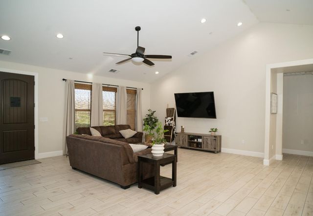 9401 Biederman Way, Escalon, CA 95320