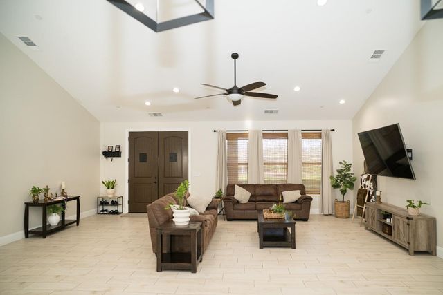 9401 Biederman Way, Escalon, CA 95320