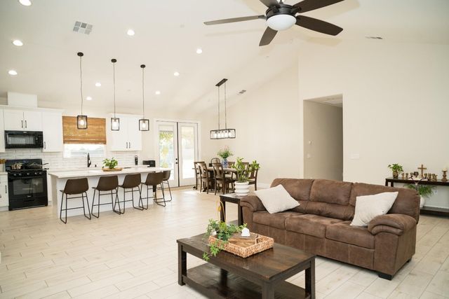 9401 Biederman Way, Escalon, CA 95320