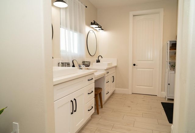 9401 Biederman Way, Escalon, CA 95320