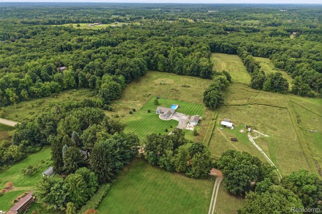 7433 Mabley Hill Road, Tyrone Township, MI 48430