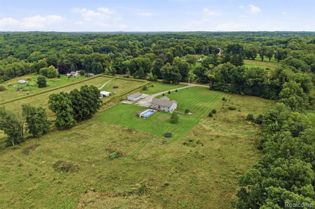 7433 Mabley Hill Road, Tyrone Township, MI 48430