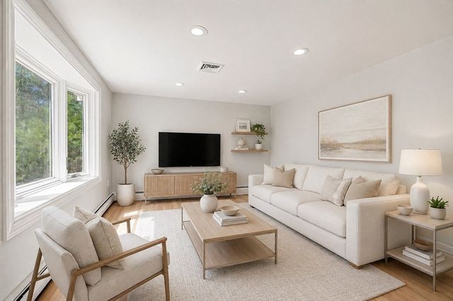 83 Thurlow St, Georgetown, MA 01833