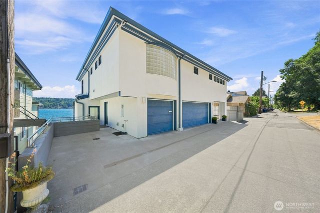11762 Riviera Place NE, Seattle, WA 98125