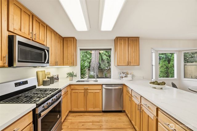 23928 SE 42nd Place, Sammamish, WA 98029