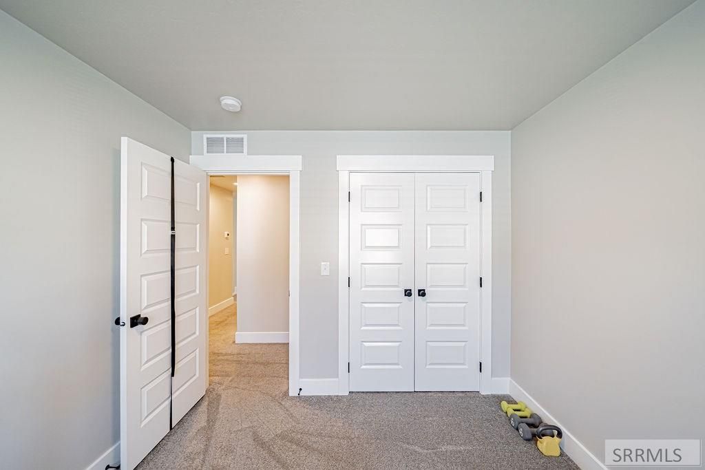 Image 25 of property listing at 2926 Sunburst Drive, Ammon, ID 83406