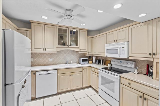 1633 BOATHOUSE CIRCLE 232, Sarasota, FL 34231