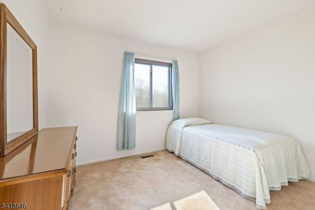 5 Lily Ct, Edison Twp., NJ 08820