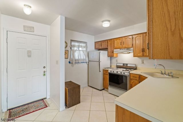 5 Lily Ct, Edison Twp., NJ 08820