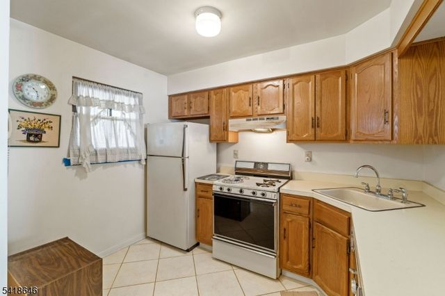 5 Lily Ct, Edison Twp., NJ 08820