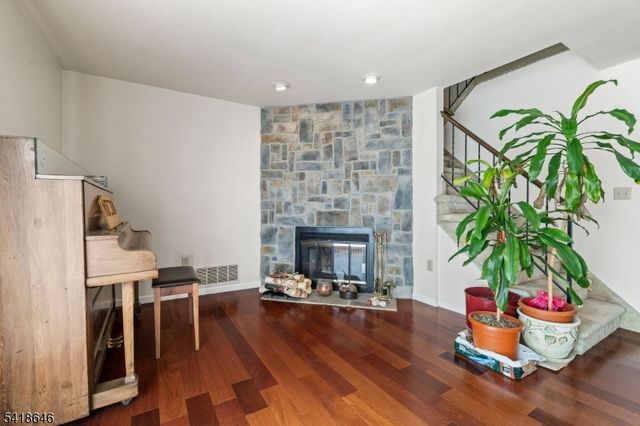 5 Lily Ct, Edison Twp., NJ 08820