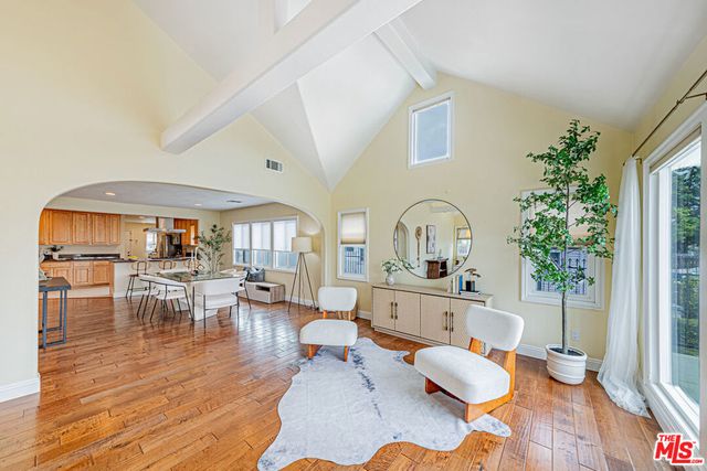 1042 3rd Avenue, Los Angeles, CA 90019