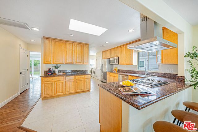 1042 3rd Avenue, Los Angeles, CA 90019