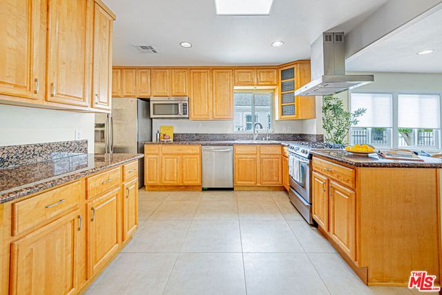 1042 3rd Avenue, Los Angeles, CA 90019