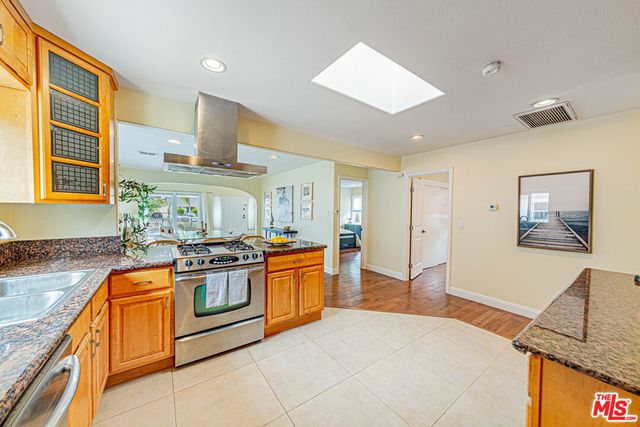 1042 3rd Avenue, Los Angeles, CA 90019