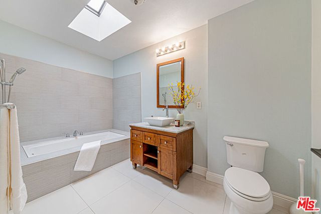 1042 3rd Avenue, Los Angeles, CA 90019