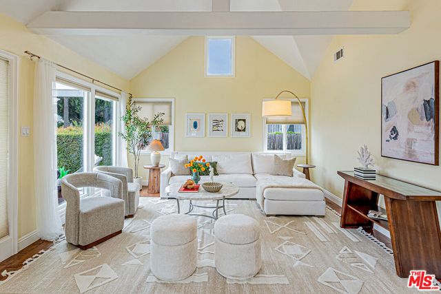 1042 3rd Avenue, Los Angeles, CA 90019