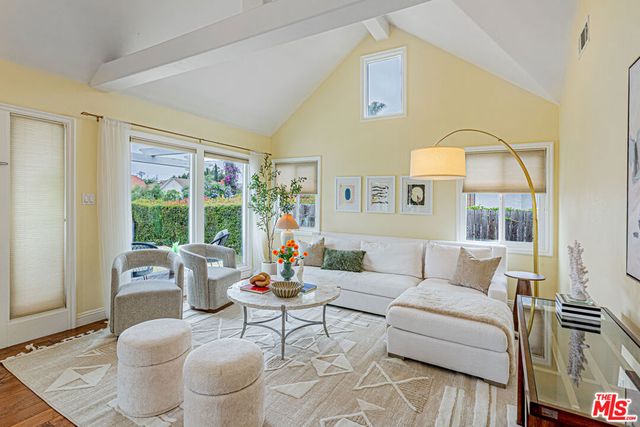 1042 3rd Avenue, Los Angeles, CA 90019