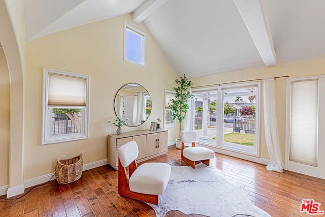 1042 3rd Avenue, Los Angeles, CA 90019
