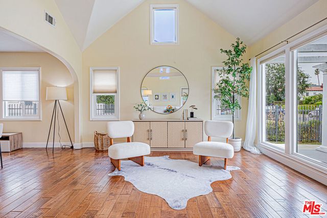 1042 3rd Avenue, Los Angeles, CA 90019