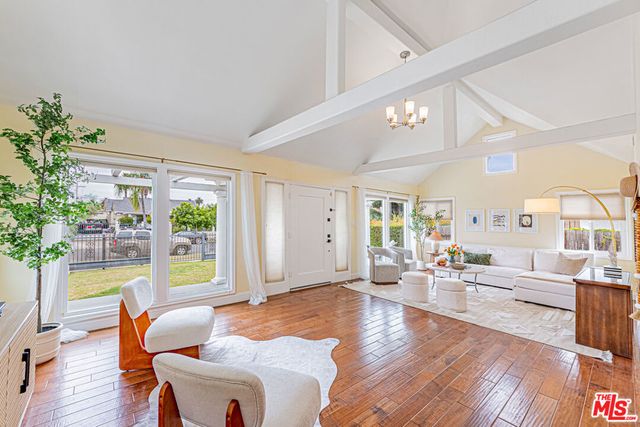 1042 3rd Avenue, Los Angeles, CA 90019