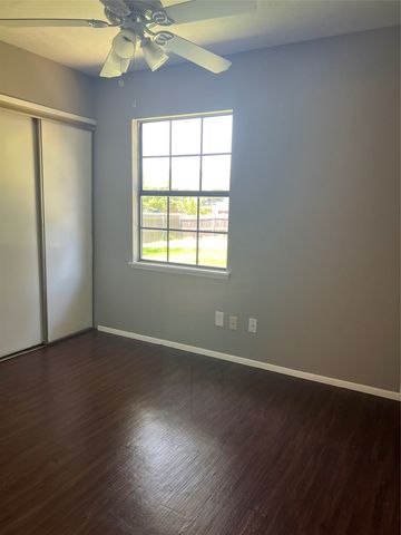 2101 Pennington Drive, Arlington, TX 76014