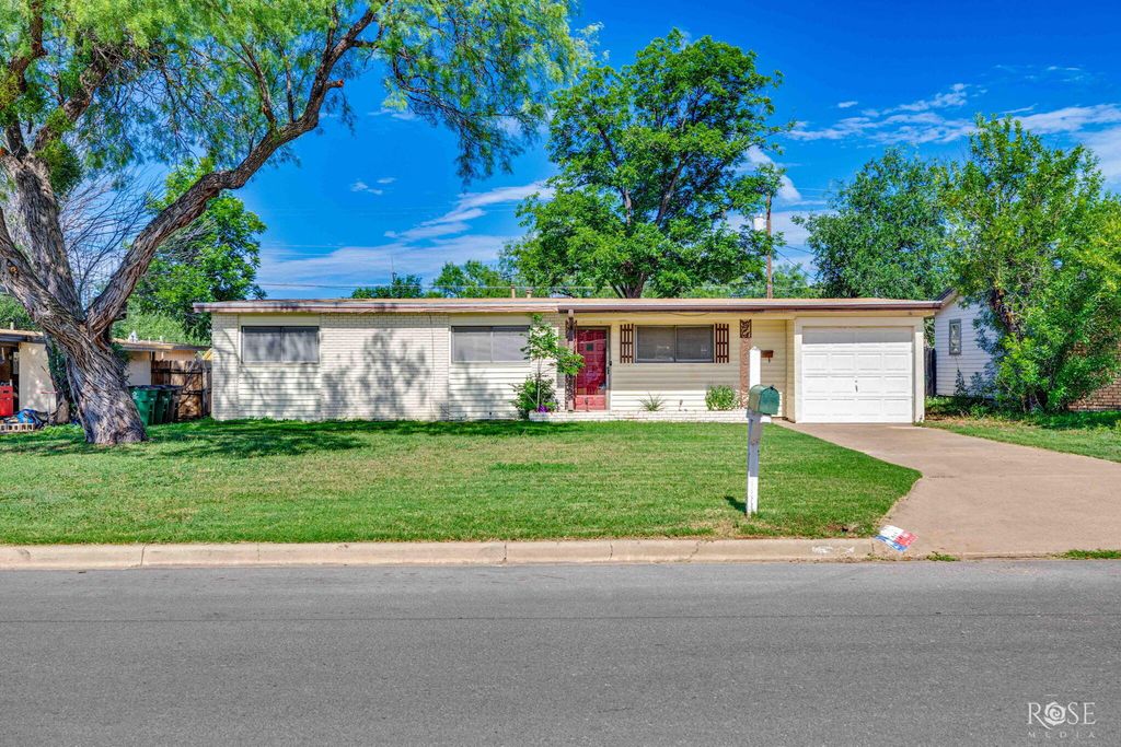 Image 1 of property listing at 2105 S A & M Avenue, San Angelo, TX 76904
