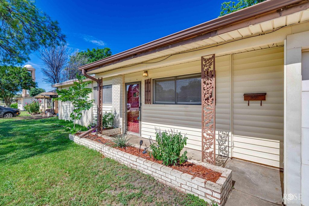 Image 2 of property listing at 2105 S A & M Avenue, San Angelo, TX 76904
