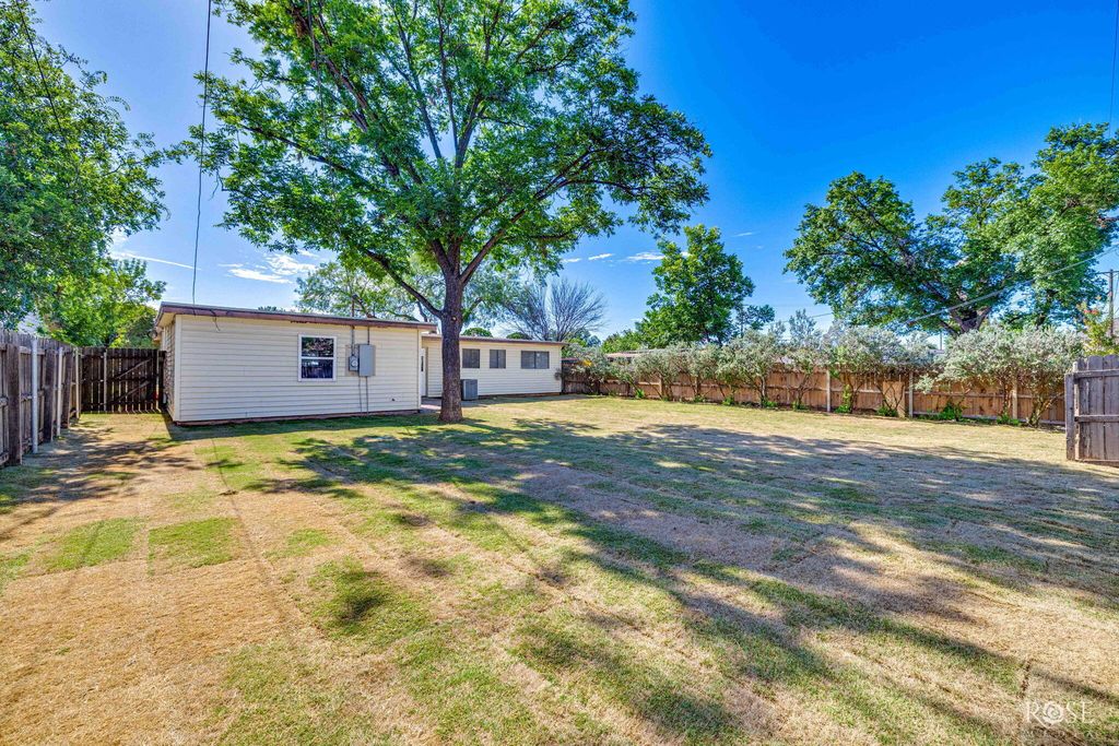 Image 24 of property listing at 2105 S A & M Avenue, San Angelo, TX 76904