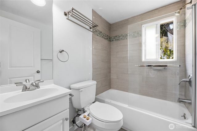 470 Grandey Way NE, Renton, WA 98057