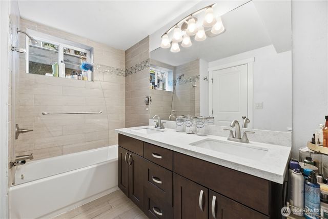 470 Grandey Way NE, Renton, WA 98057
