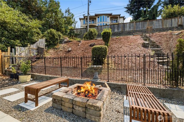 470 Grandey Way NE, Renton, WA 98057