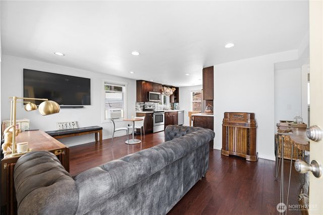 470 Grandey Way NE, Renton, WA 98057