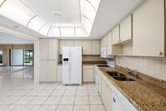 14225 CYPRESS CIRCLE 14225, Tampa, FL 33618