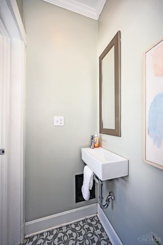 1284 Paddock Hills Avenue, Cincinnati, OH 45229