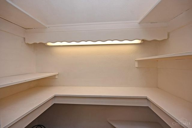 1284 Paddock Hills Avenue, Cincinnati, OH 45229