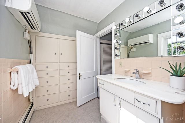 1284 Paddock Hills Avenue, Cincinnati, OH 45229