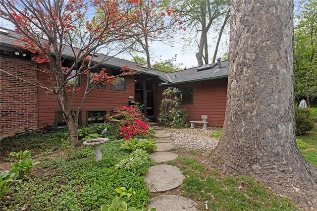 8728 Meadow Lane, Leawood, KS 66206