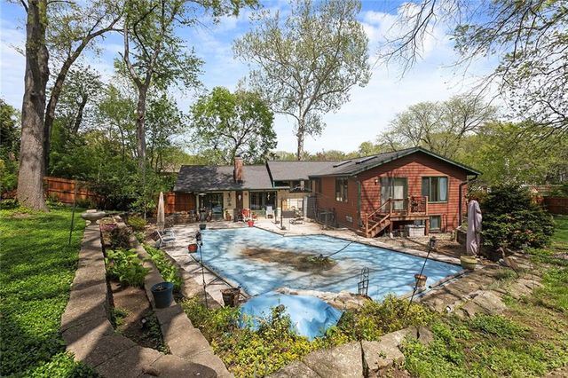 8728 Meadow Lane, Leawood, KS 66206