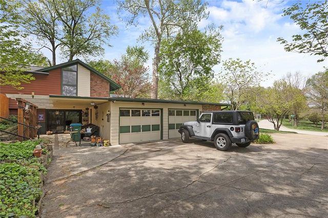 8728 Meadow Lane, Leawood, KS 66206