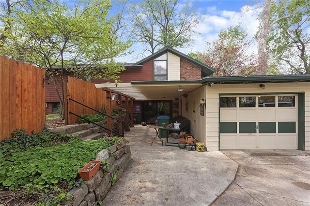 8728 Meadow Lane, Leawood, KS 66206