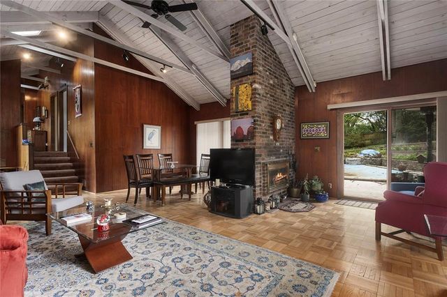 8728 Meadow Lane, Leawood, KS 66206