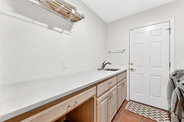 17 Stillmeadow DR, The Hills, TX 78738