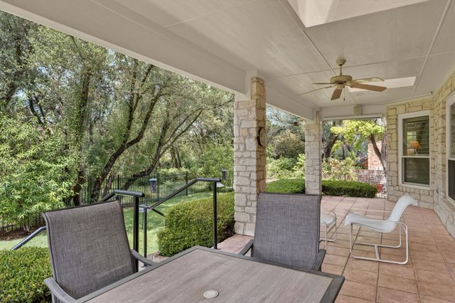 17 Stillmeadow DR, The Hills, TX 78738