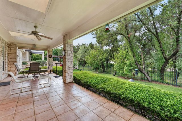 17 Stillmeadow DR, The Hills, TX 78738