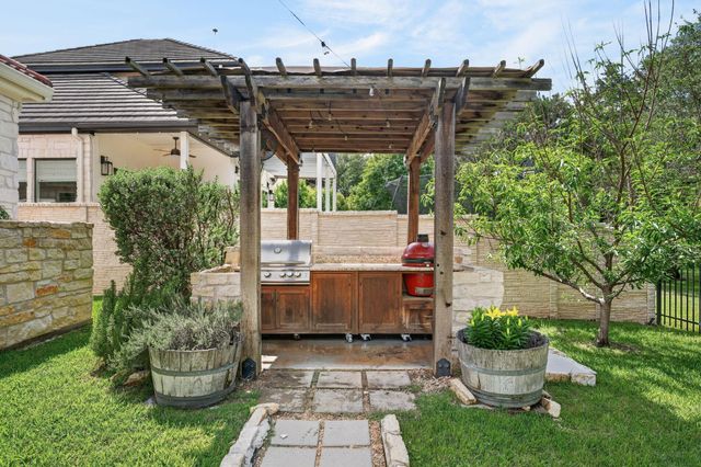 17 Stillmeadow DR, The Hills, TX 78738