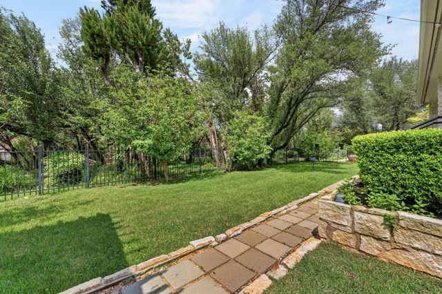 17 Stillmeadow DR, The Hills, TX 78738