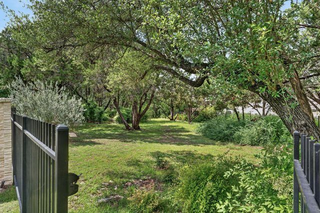 17 Stillmeadow DR, The Hills, TX 78738